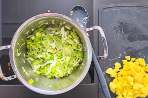 Lauch dazugeben und andünsten
