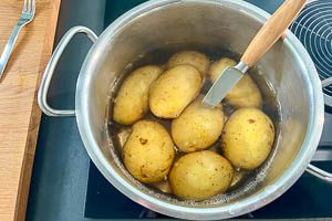 Gartest f&uuml;r Pellkartoffeln mit einem Messer